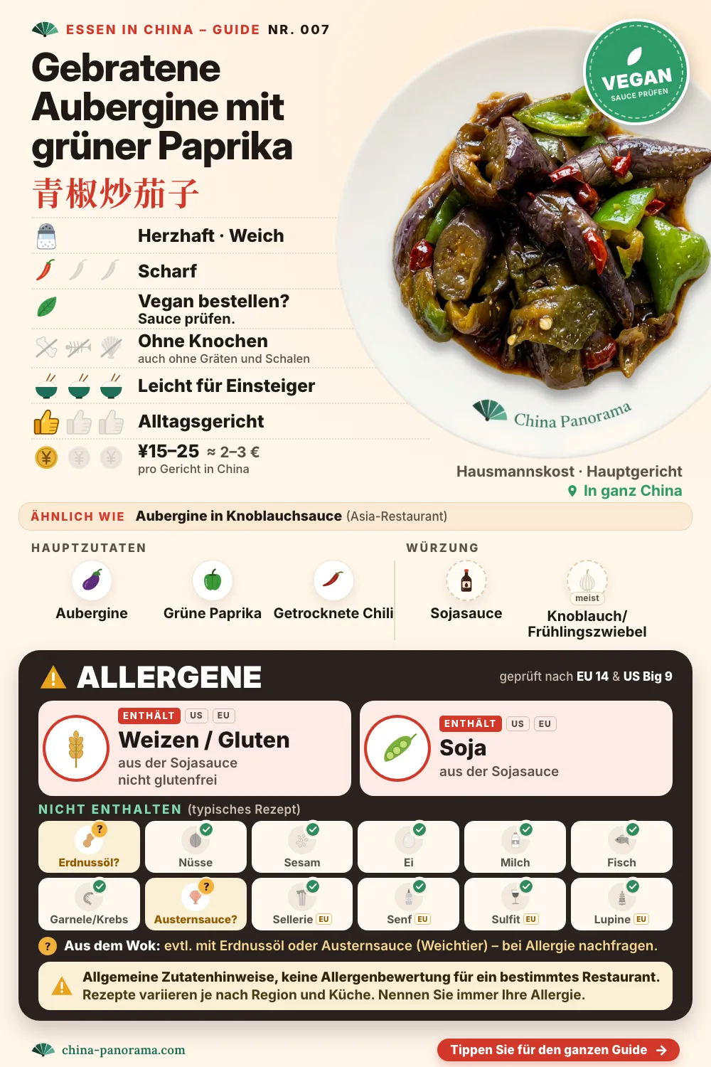 Gerichtkarte für gebratene Aubergine mit grüner Paprika (青椒炒茄子): Foto des Gerichts von oben auf einem Teller, dazu Symbole – enthält Weizen / Gluten und Soja, vegan, wenn man bei der Sauce nachfragt, herzhaft, leicht scharf, ohne Knochen und Schalen, etwa ¥15–25.